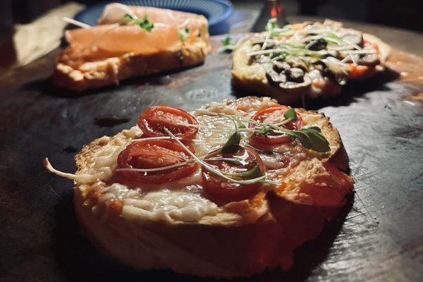 Pizza artesanal com ingredientes frescos e queijo derretido.